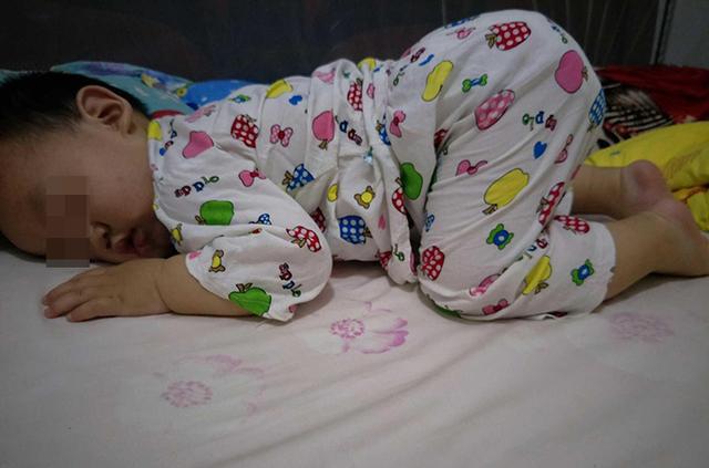 Trẻ nhỏ khi ngủ hay lăn lộn khắp giường có thể liên quan đến 4 nguyên nhân sau, bố mẹ không nên bỏ qua - Ảnh 2.