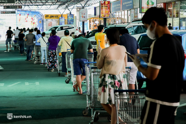 Người dân TP.HCM xếp hàng dài, kiên nhẫn chờ đợi hàng tiếng đồng hồ để vào siêu thị ngày giãn cách - Ảnh 18.