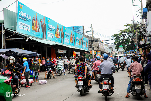 Người dân TP.HCM xếp hàng dài, kiên nhẫn chờ đợi hàng tiếng đồng hồ để vào siêu thị ngày giãn cách - Ảnh 19.