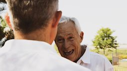 Nhà tâm lý học 87 tuổi giải thích lý do hầu hết mọi người hạnh phúc hơn ở độ tuổi 80