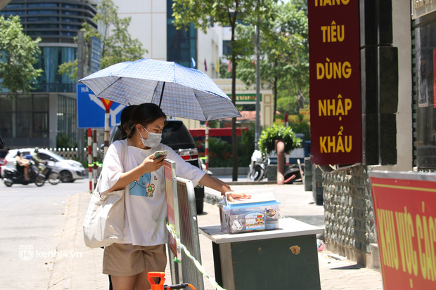 Hà Nội: Phong toả chung cư tại Hà Đông, người thân xuyên trưa tiếp tế sau ca dương tính SARS-CoV-2 - Ảnh 2.