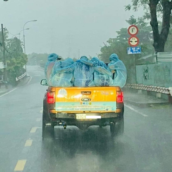 Xúc động khoảnh khắc xe bán tải biển 51 chở những bóng áo xanh choàng vai nhau dưới cơn mưa tầm tã - Ảnh 2.