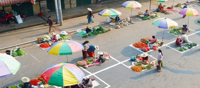 Bức ảnh kỳ lạ người dân bày hàng bán giữa đường phố, ngỡ vi phạm pháp luật nhưng lại là giải pháp cực hay khi phải  giãn cách xã hội - Ảnh 4.