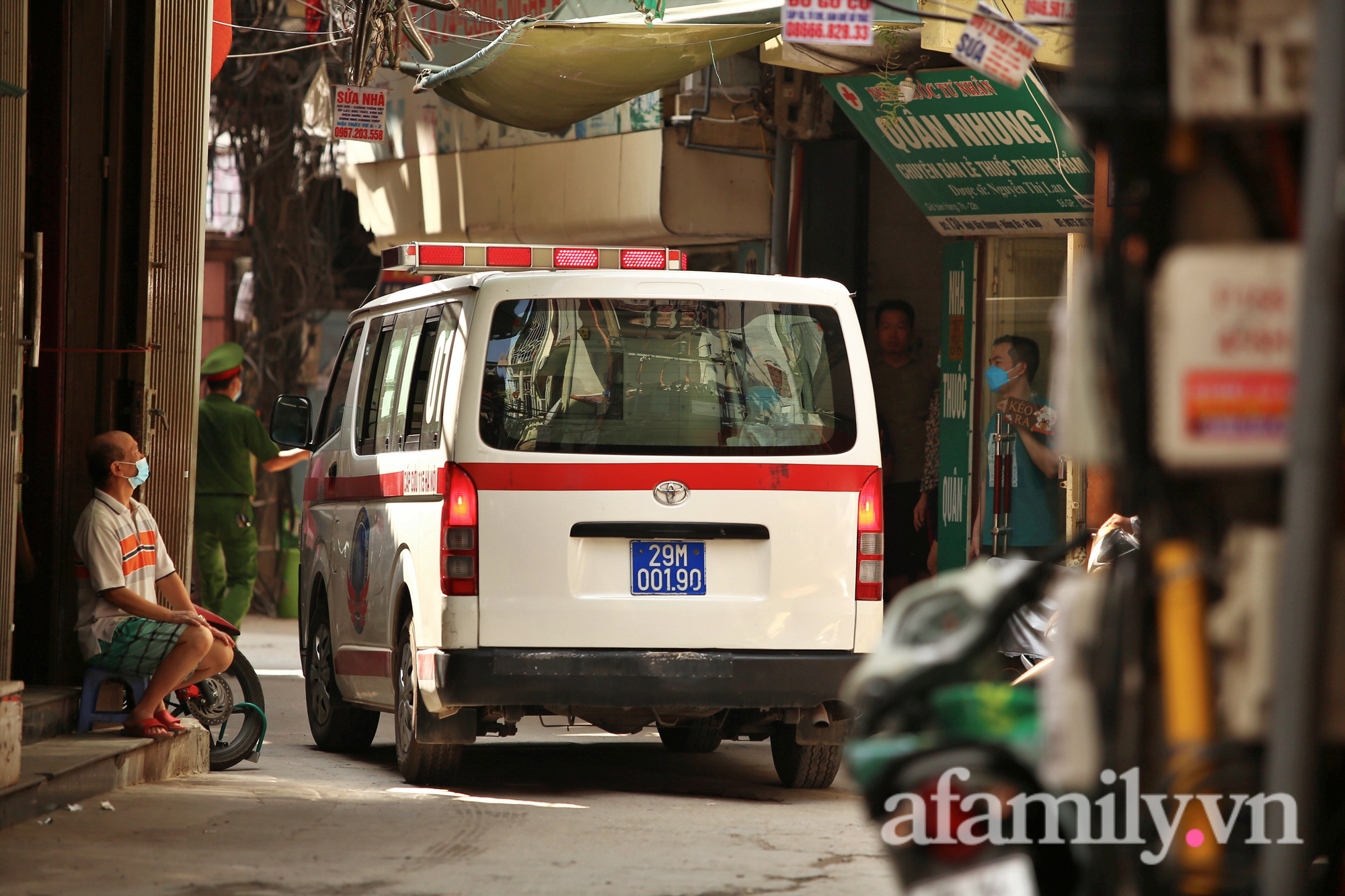 Hà Nội: Tạm phong tỏa nơi ở, đưa 2 mẹ con bé gái 1 tuổi dương tính SARS-CoV-2 đi cách ly - Ảnh 4.