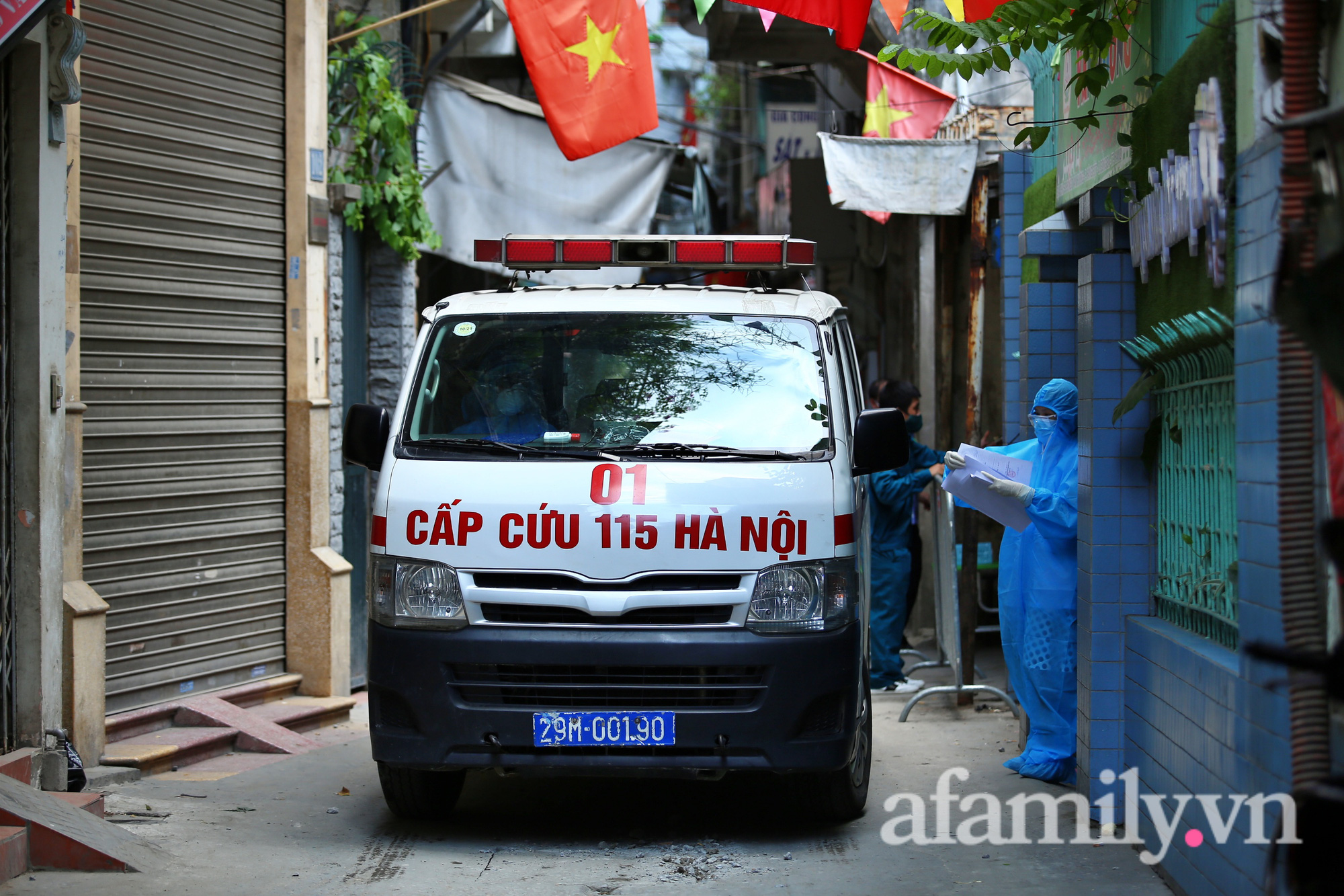 Phong toả, đưa hai mẹ con bé gái 1 tuổi là F0 đi cách ly - Ảnh 1.