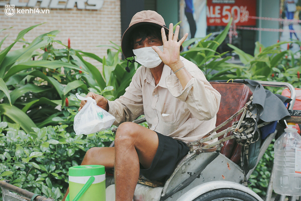 Phát một hộp cơm, tặng một phần gạo và câu chuyện từ thiện từ những người trong cuộc ở Sài Gòn: Của cho không bằng cách cho - Ảnh 1.