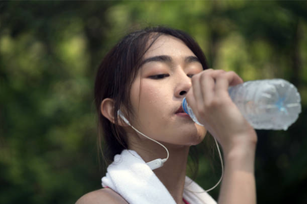 4 nhóm người không nên uống quá nhiều nước, chẳng những vô ích mà còn có hại cho sức khỏe, thậm chí gây nhiễm độc nước - Ảnh 3.
