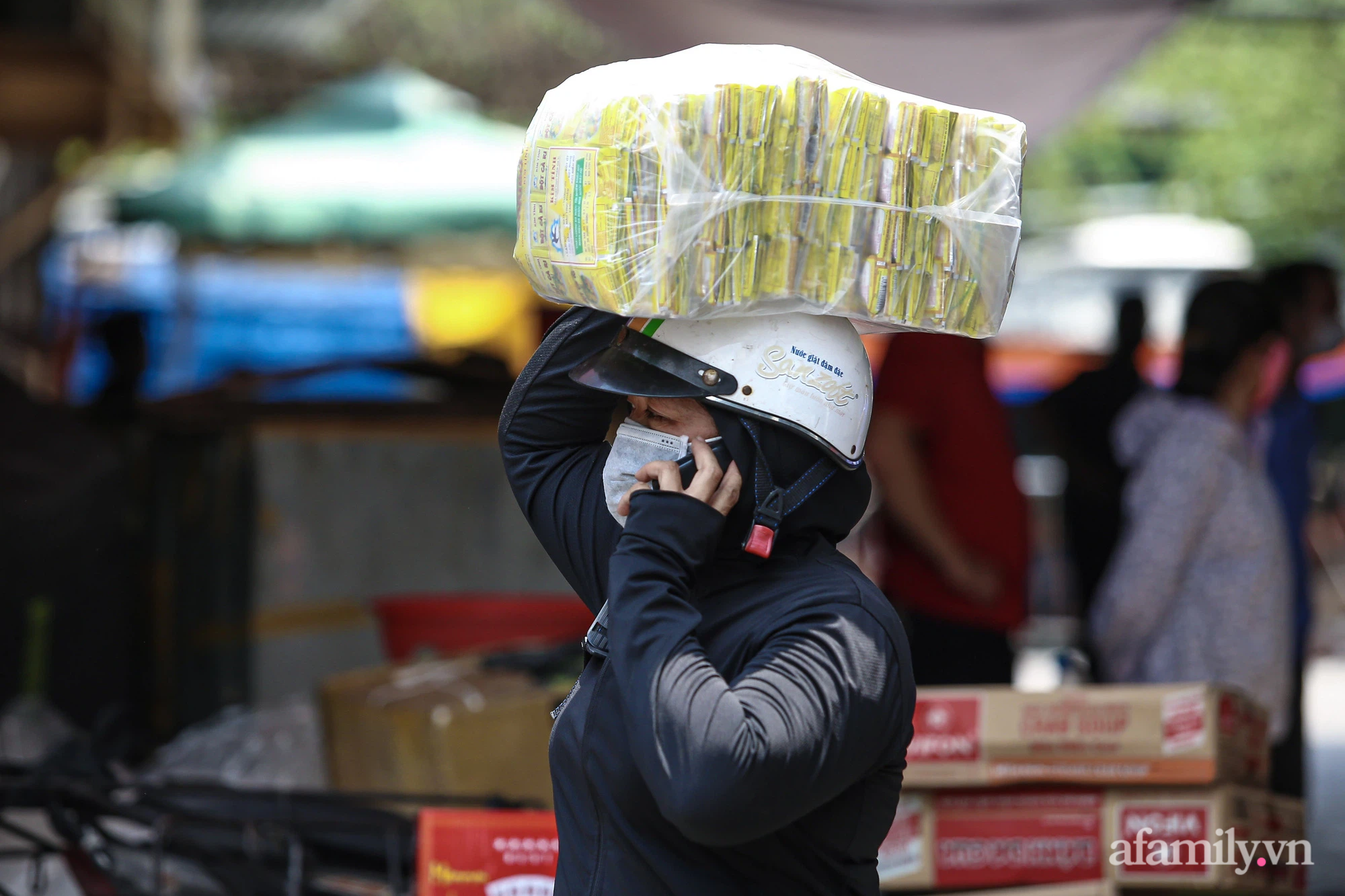 Chợ Đồng Xuân tạm ngừng buôn bán các mặt hàng không thiết yếu theo Công điện số 15, hàng nghìn tiểu thương “nháo nhào” thu dọn hàng hoá, khuân vác đồ về nhà - Ảnh 12.