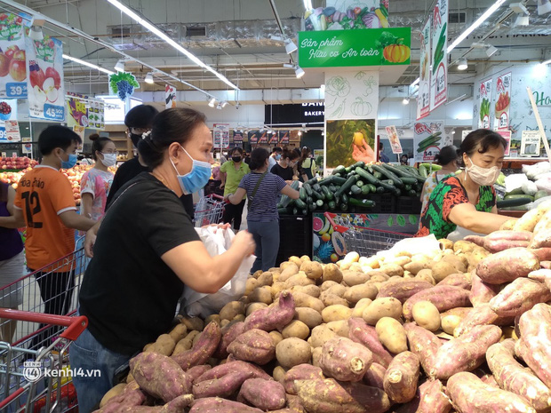 Ngay lúc này ở Hà Nội: Siêu thị đông kín khách đến tối muộn, thịt cá và rau xanh cháy hàng sau công điện của thành phố - Ảnh 9.