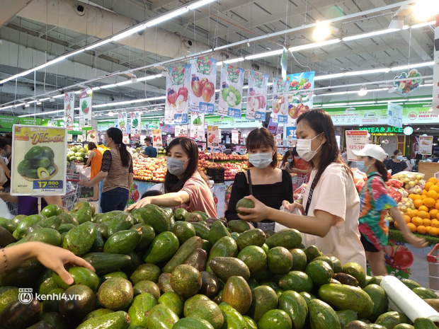 Ngay lúc này ở Hà Nội: Siêu thị đông kín khách đến tối muộn, thịt cá và rau xanh cháy hàng sau công điện của thành phố - Ảnh 8.