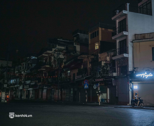 Buổi tối Hà Nội vắng hơn cả Tết: Phố xá nơi đâu cũng thinh lặng, người dân ở nhà đóng cửa chống dịch - Ảnh 4.
