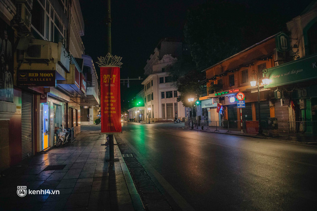 Buổi tối Hà Nội vắng hơn cả Tết: Phố xá nơi đâu cũng thinh lặng, người dân ở nhà đóng cửa chống dịch - Ảnh 15.