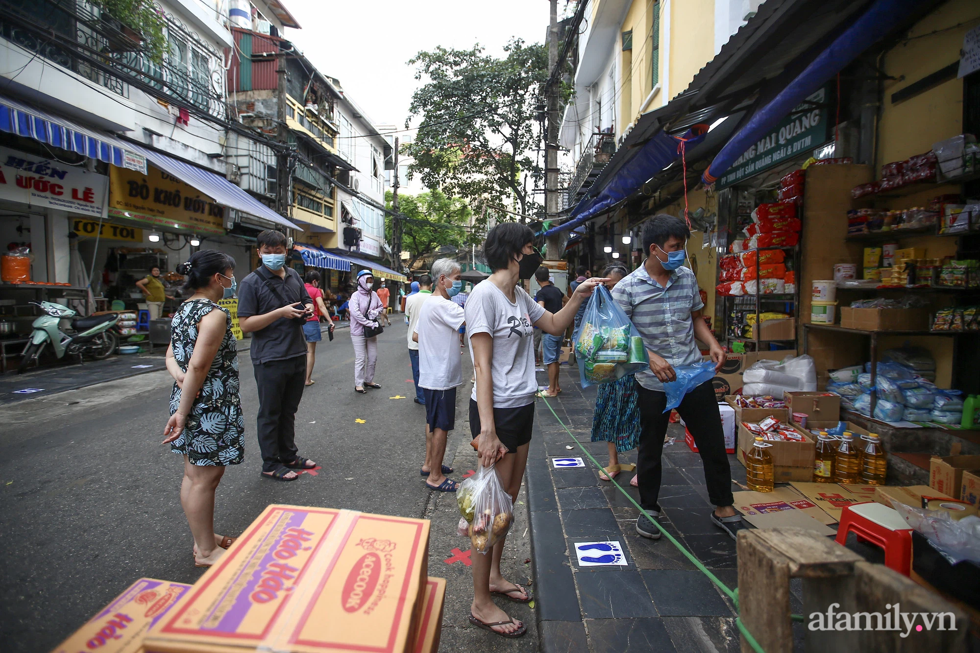 Ngày đầu giãn cách theo Chỉ thị 16, khu chợ ở Hà Nội kẻ vạch cách nhau 2 m, người mua kẻ bán tuy xa mặt nhưng không cách lòng - Ảnh 3.