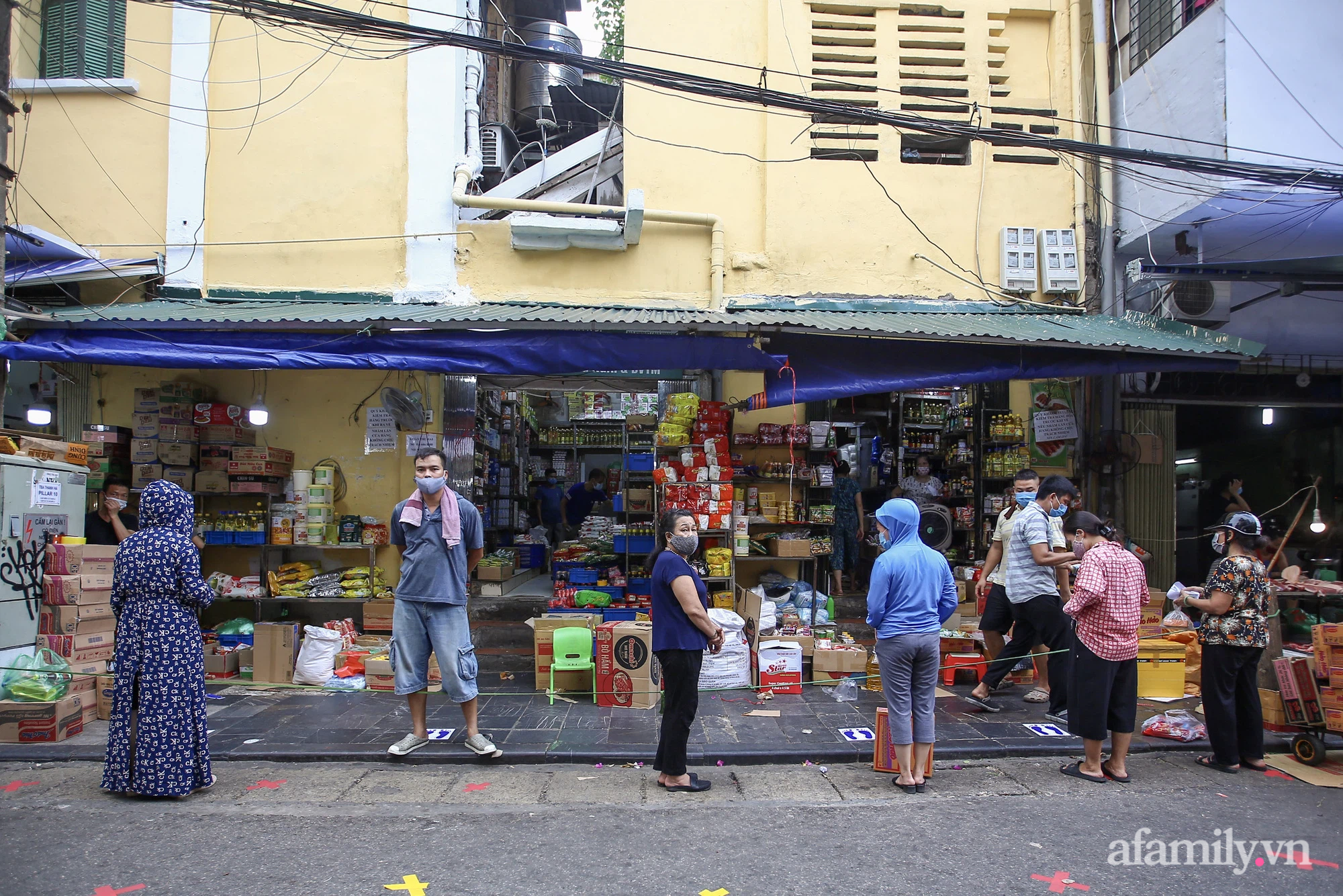Ngày đầu giãn cách theo Chỉ thị 16, khu chợ ở Hà Nội kẻ vạch cách nhau 2 m, người mua kẻ bán tuy xa mặt nhưng không cách lòng - Ảnh 7.