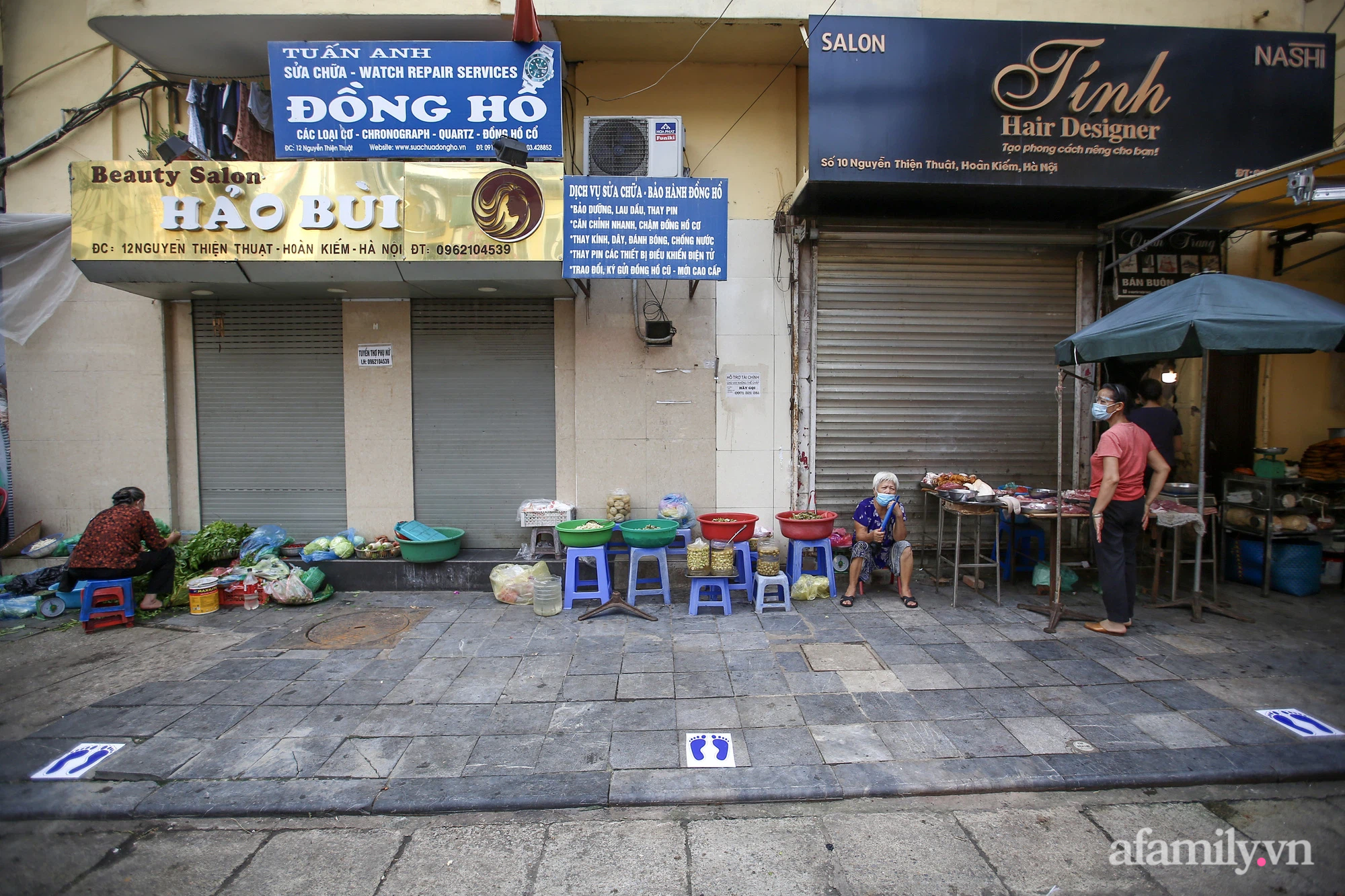 Ngày đầu giãn cách theo Chỉ thị 16, khu chợ ở Hà Nội kẻ vạch cách nhau 2 m, người mua kẻ bán tuy xa mặt nhưng không cách lòng - Ảnh 8.