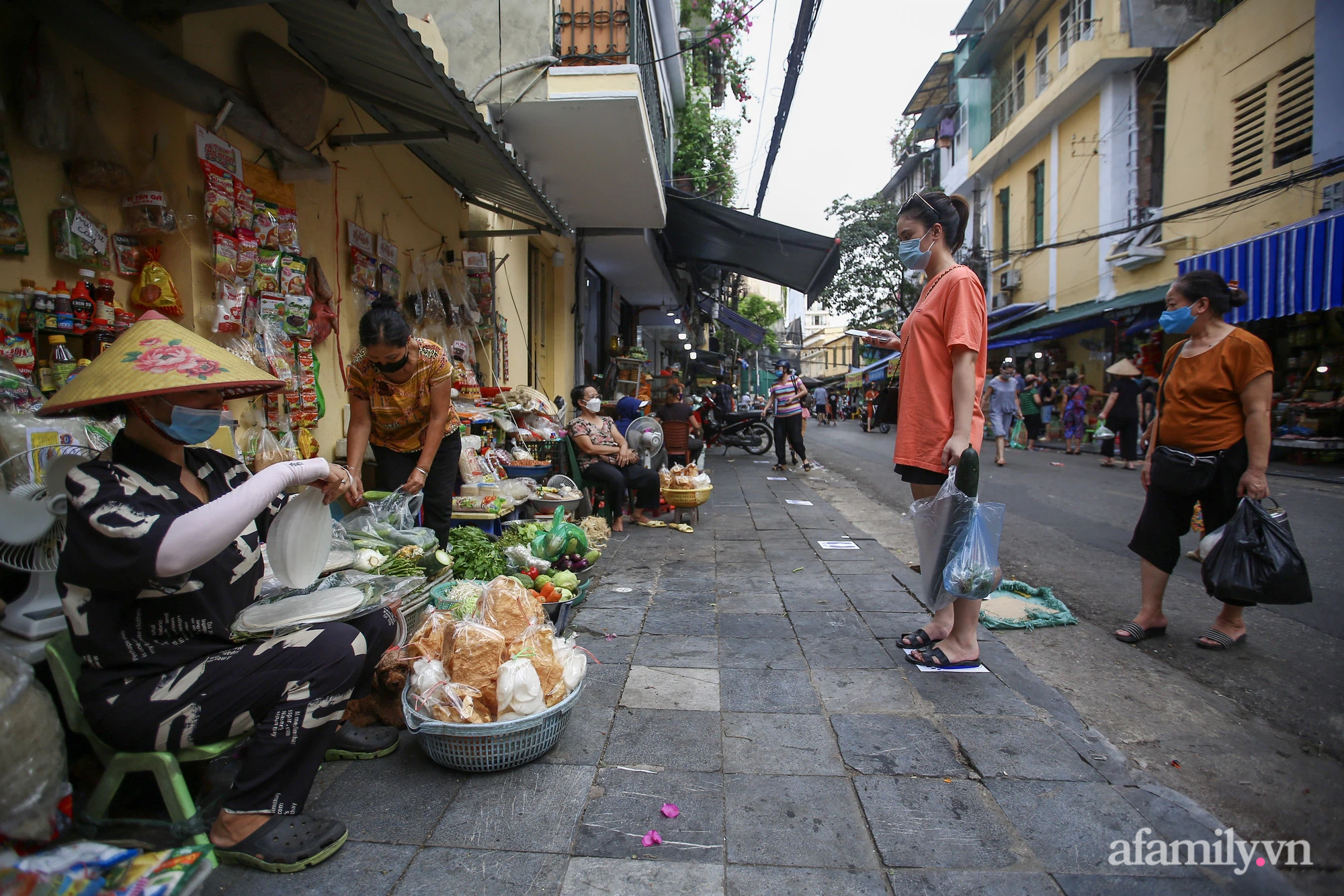 Ngày đầu giãn cách theo Chỉ thị 16, khu chợ ở Hà Nội kẻ vạch cách nhau 2 m, người mua kẻ bán tuy xa mặt nhưng không cách lòng - Ảnh 9.