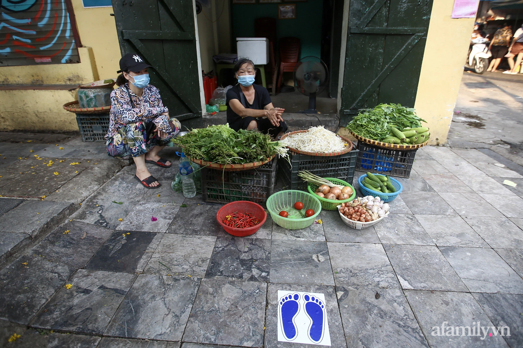 Ngày đầu giãn cách theo Chỉ thị 16, khu chợ ở Hà Nội kẻ vạch cách nhau 2 m, người mua kẻ bán tuy xa mặt nhưng không cách lòng - Ảnh 11.