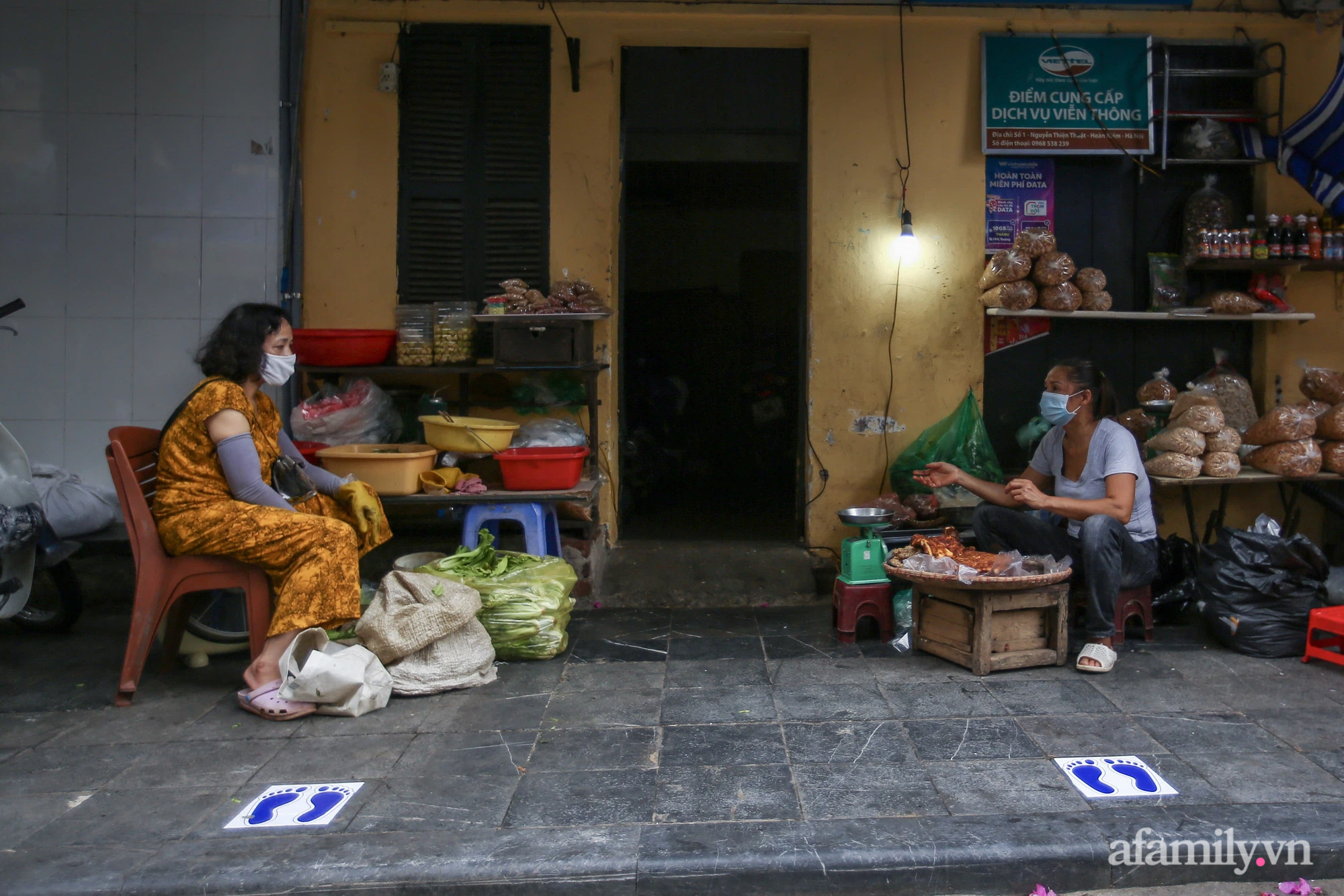 Ngày đầu giãn cách theo Chỉ thị 16, khu chợ ở Hà Nội kẻ vạch cách nhau 2 m, người mua kẻ bán tuy xa mặt nhưng không cách lòng - Ảnh 13.
