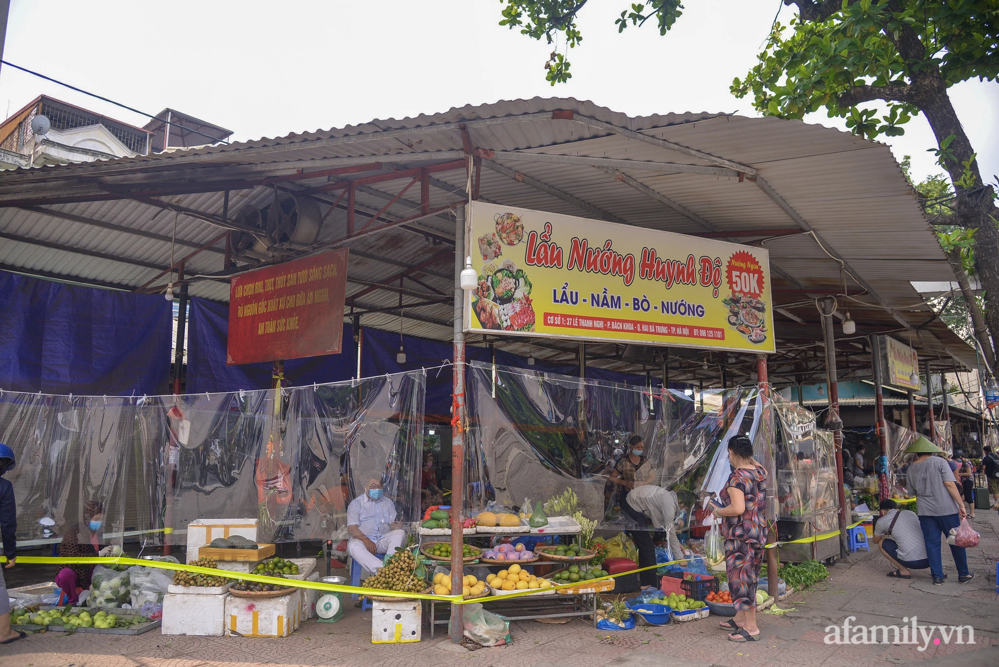 Ấn tượng với khu chợ dân sinh đầu tiên ở Hà Nội quây tấm nilon phòng dịch COVID-19, tiểu thương chia ca đứng bán theo ngày chẵn, lẻ - Ảnh 1.