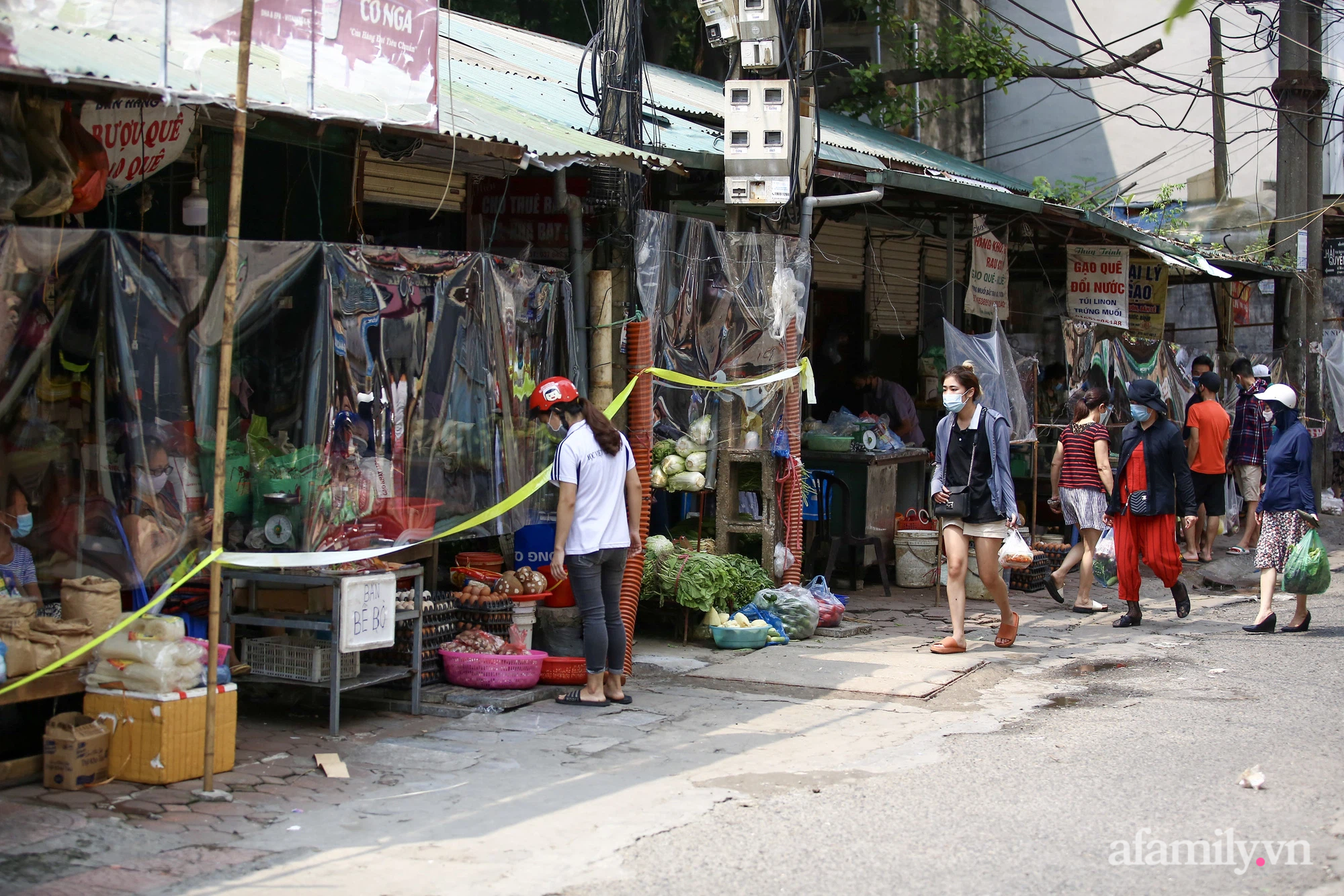 Ấn tượng với khu chợ dân sinh đầu tiên ở Hà Nội quây tấm nilon phòng dịch COVID-19, tiểu thương chia ca đứng bán theo ngày chẵn, lẻ - Ảnh 2.