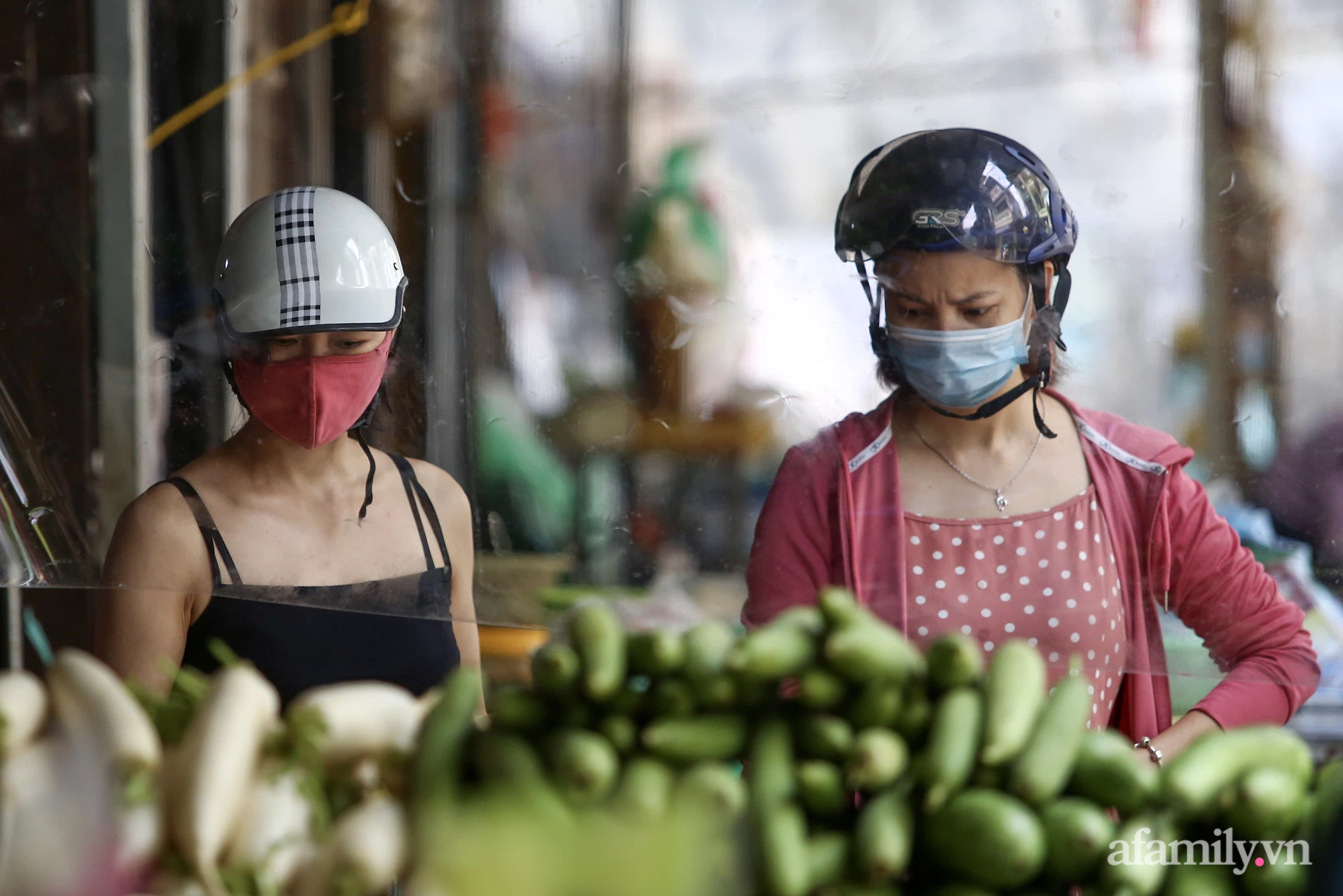 Ấn tượng với khu chợ dân sinh đầu tiên ở Hà Nội quây tấm nilon phòng dịch COVID-19, tiểu thương chia ca đứng bán theo ngày chẵn, lẻ - Ảnh 6.