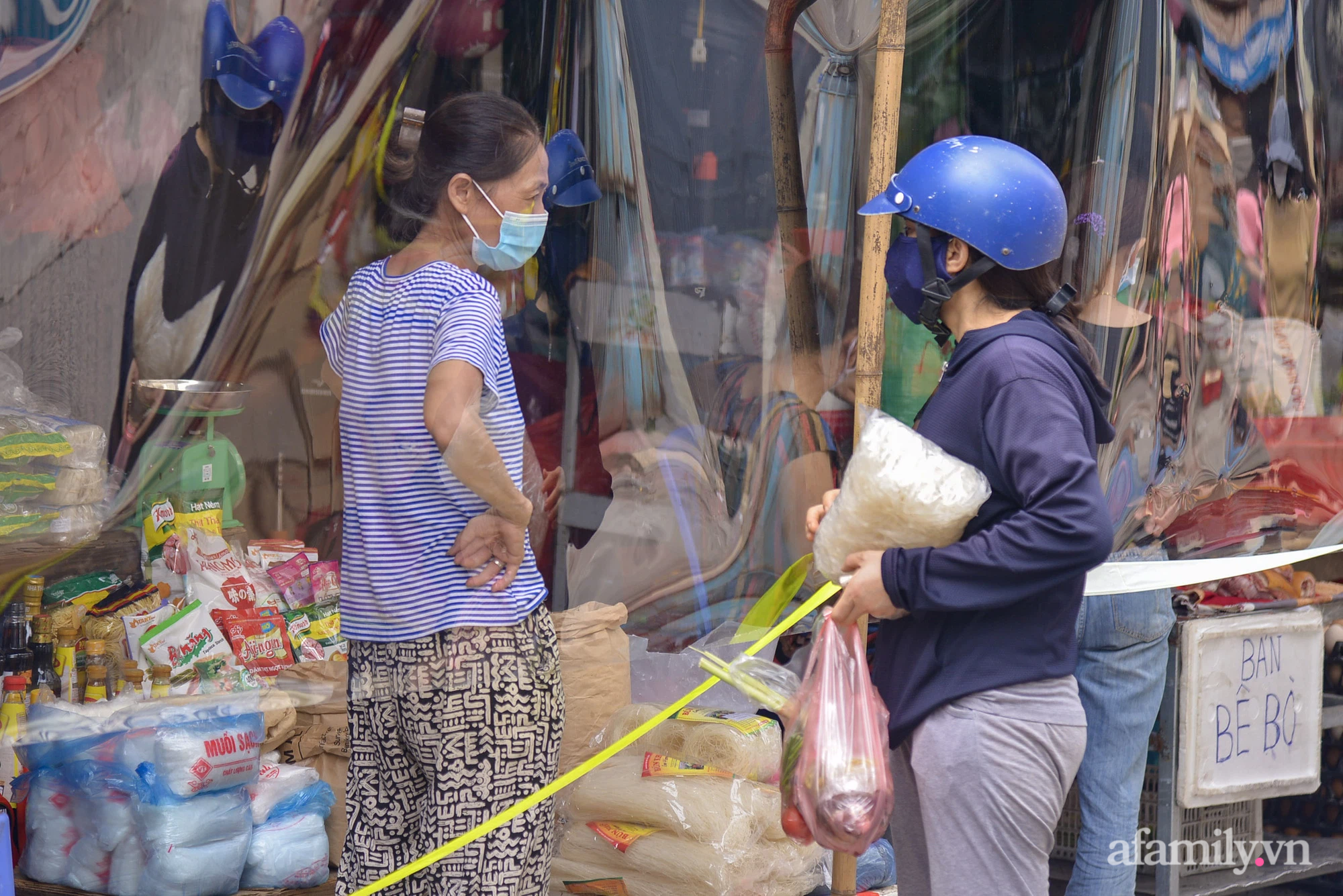 Ấn tượng với khu chợ dân sinh đầu tiên ở Hà Nội quây tấm nilon phòng dịch COVID-19, tiểu thương chia ca đứng bán theo ngày chẵn, lẻ - Ảnh 8.