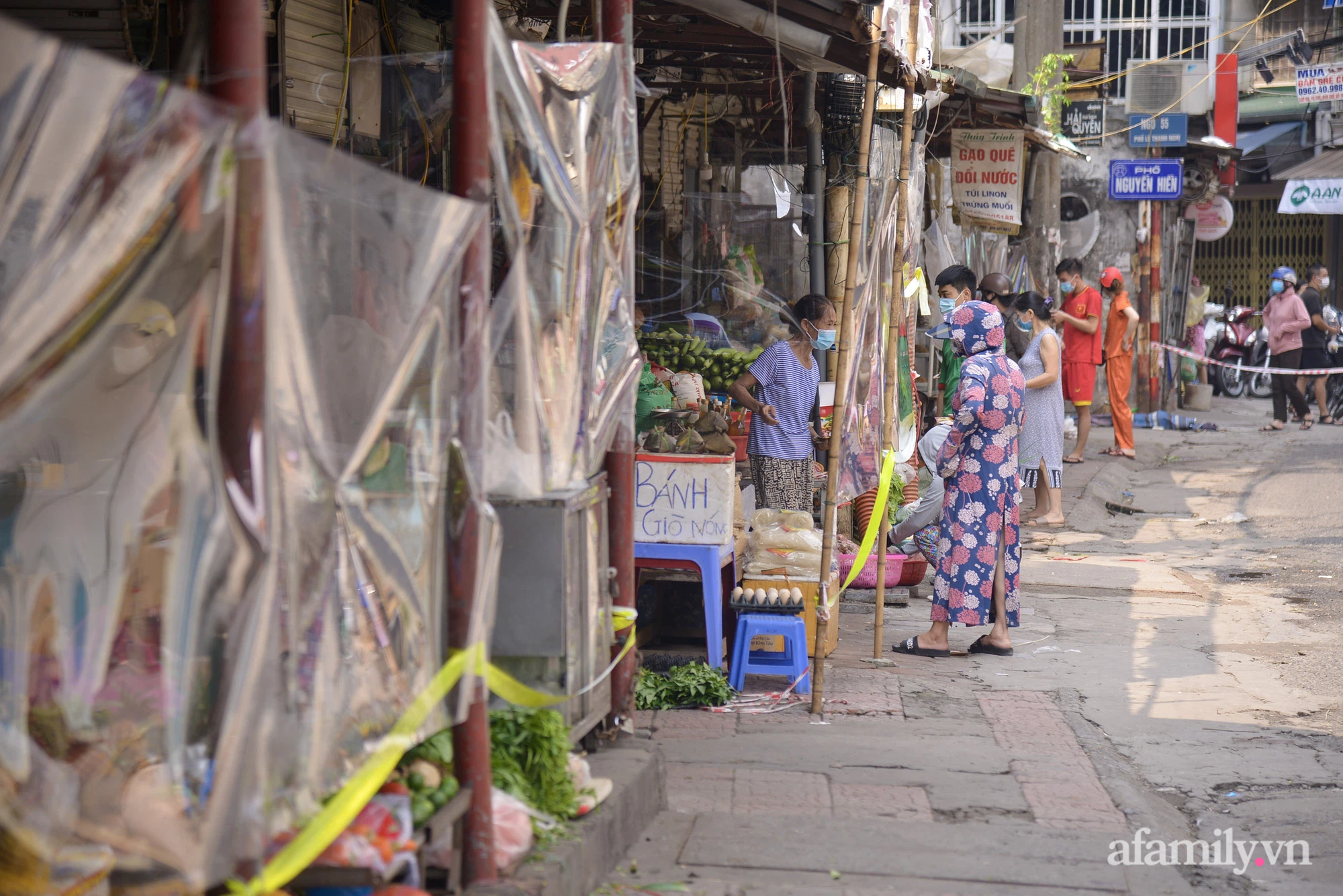Ấn tượng với khu chợ dân sinh đầu tiên ở Hà Nội quây tấm nilon phòng dịch COVID-19, tiểu thương chia ca đứng bán theo ngày chẵn, lẻ - Ảnh 11.