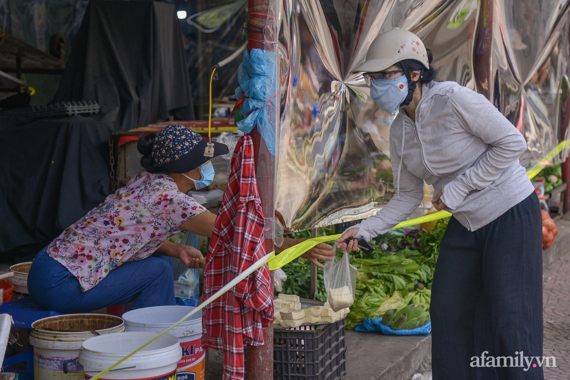 Ấn tượng với khu chợ dân sinh đầu tiên ở Hà Nội quây tấm nilon phòng dịch COVID-19, tiểu thương chia ca đứng bán theo ngày chẵn, lẻ - Ảnh 12.