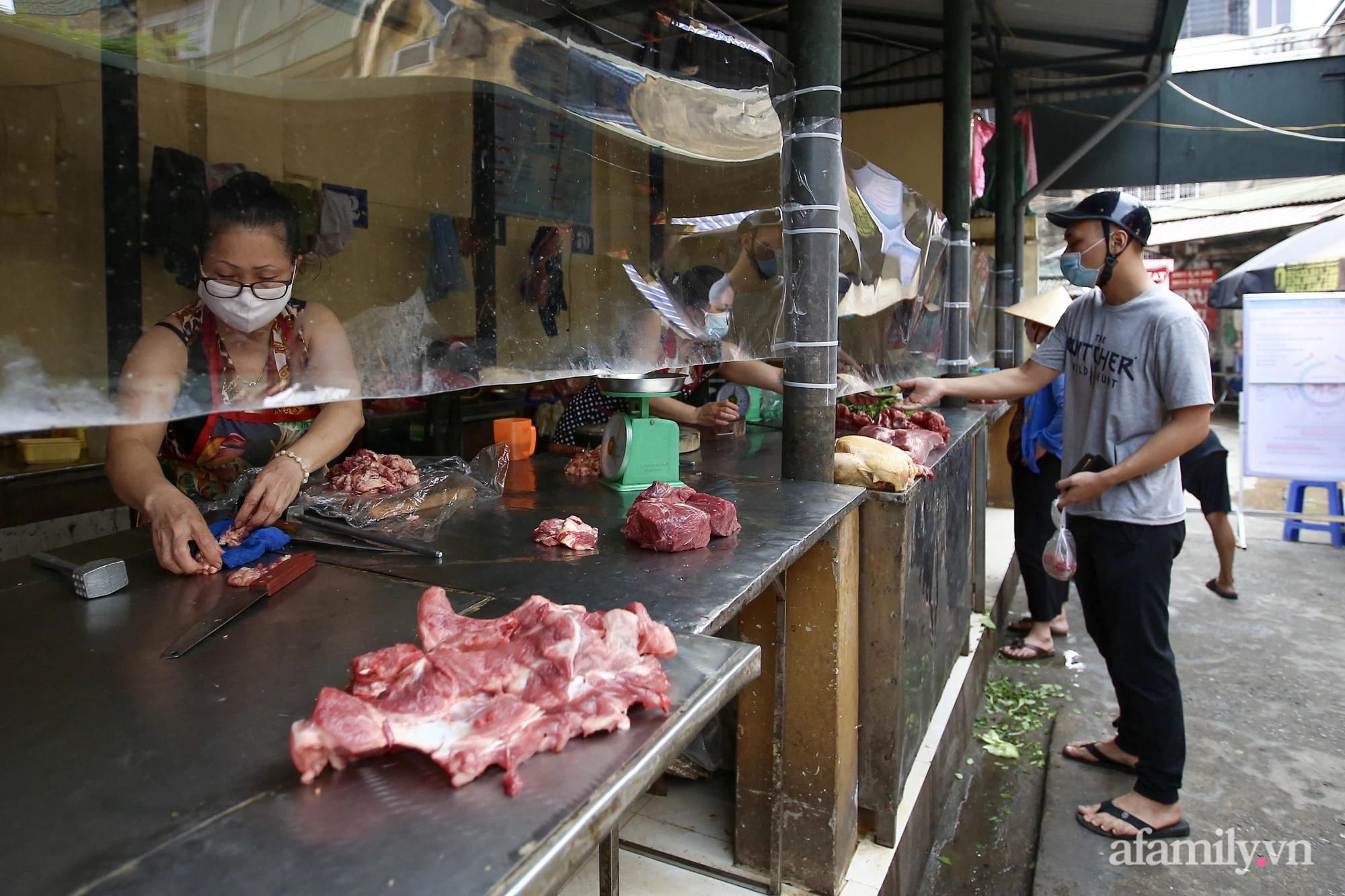Ấn tượng với khu chợ dân sinh đầu tiên ở Hà Nội quây tấm nilon phòng dịch COVID-19, tiểu thương chia ca đứng bán theo ngày chẵn, lẻ - Ảnh 17.