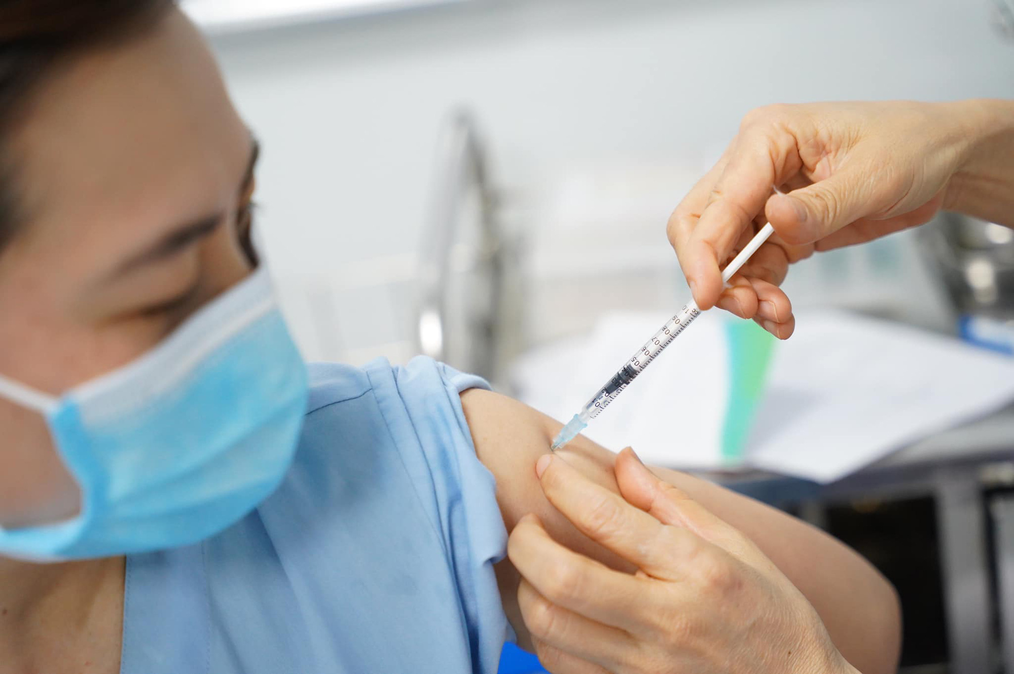 Khẩn: Bộ Y tế yêu cầu tổ chức tiêm chủng vắc xin COVID-19 an toàn, đảm bảo giãn cách - Ảnh 1.