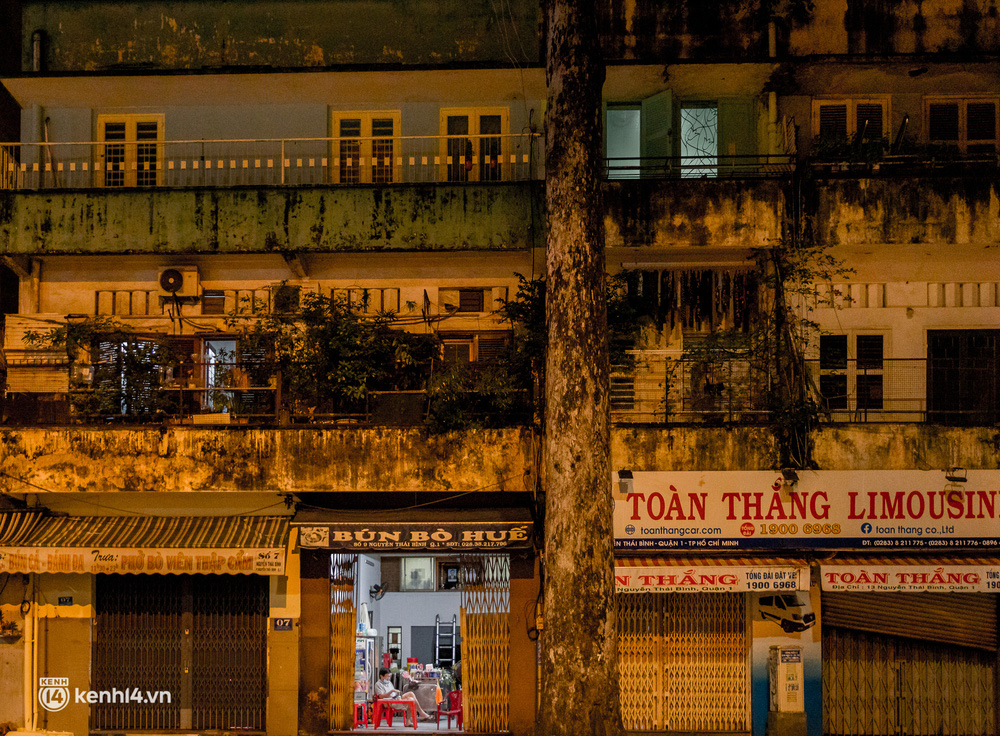 Ảnh: Đường phố Sài Gòn sau 18h vắng lặng như thế nào? - Ảnh 5.