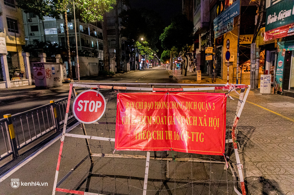 Ảnh: Đường phố Sài Gòn sau 18h vắng lặng như thế nào? - Ảnh 14.