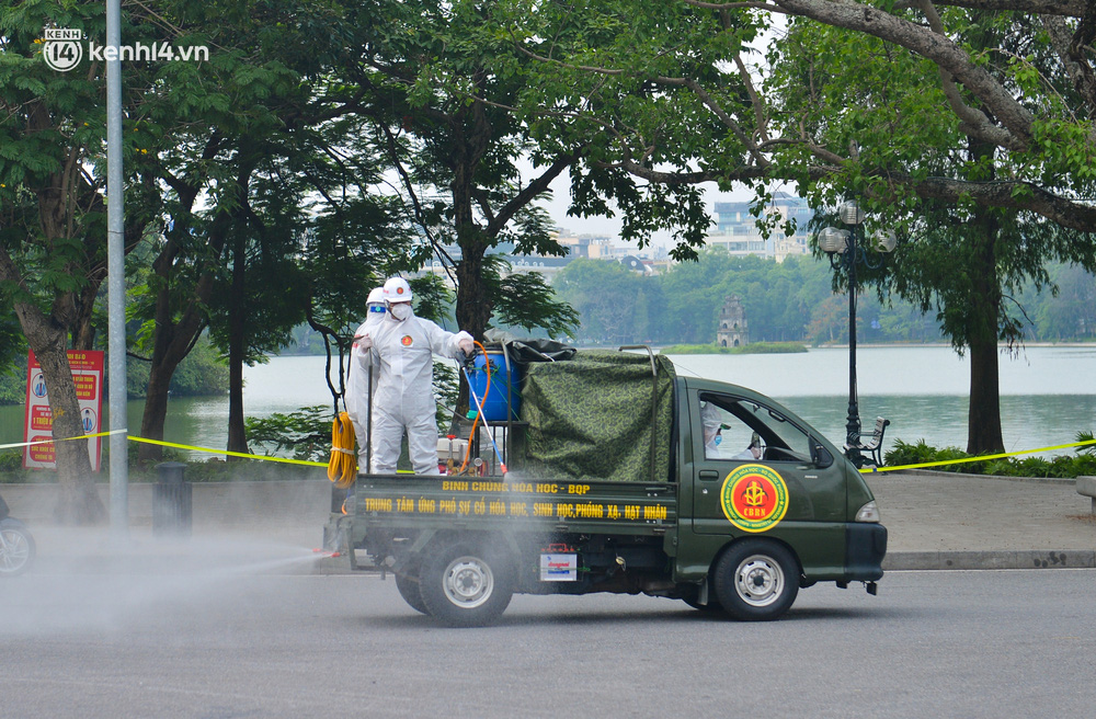 Ảnh: Hàng chục xe chuyên dụng bắt đầu phun khử khuẩn quanh hồ Gươm và nhiều tuyến phố chính tại Hà Nội - Ảnh 8.