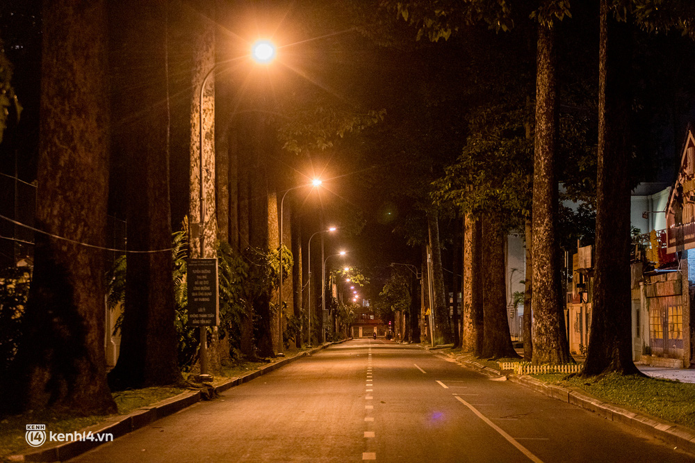Ảnh: Đường phố Sài Gòn sau 18h vắng lặng như thế nào? - Ảnh 11.