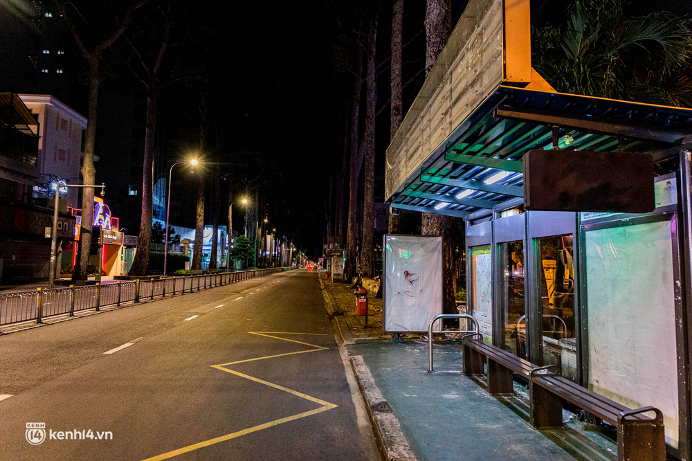 Ảnh: Đường phố Sài Gòn sau 18h vắng lặng như thế nào? - Ảnh 13.