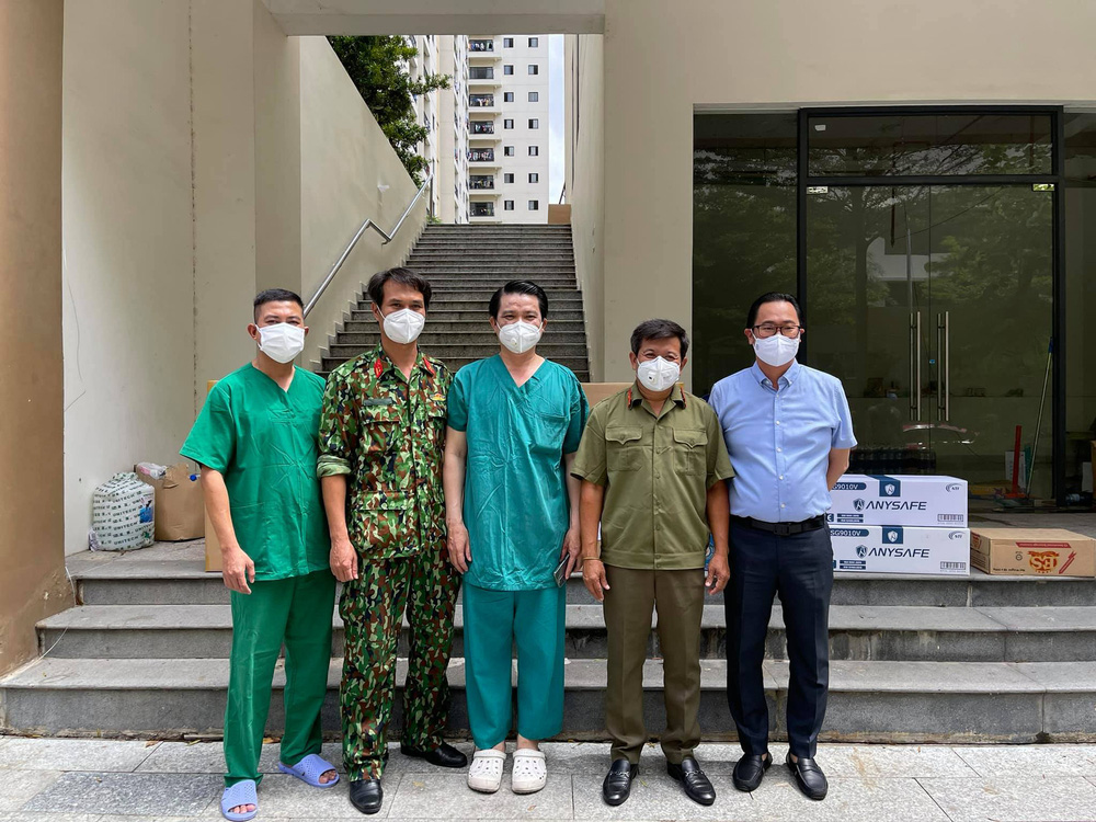 Ông Đoàn Ngọc Hải tặng 14 máy thở, 1.000 bộ đồ bảo hộ cho bệnh viện dã chiến ở Sài Gòn - Ảnh 1.