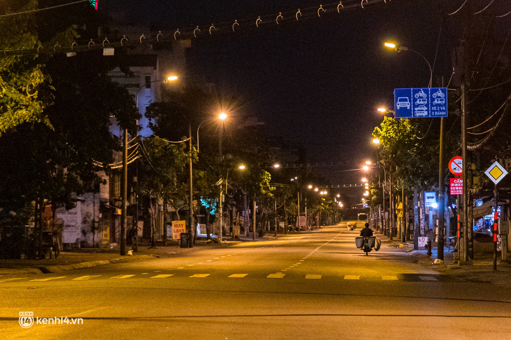 Ảnh: Đường phố Sài Gòn sau 18h vắng lặng như thế nào? - Ảnh 2.