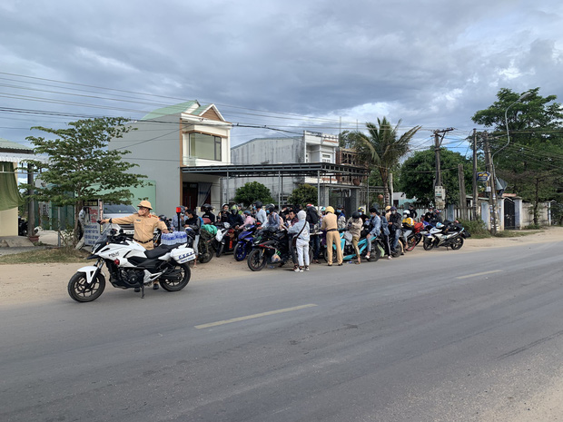 CSGT Đà Nẵng tiếp tục hộ tống hàng trăm người từ TP. Hồ Chí Minh về quê bằng xe máy - Ảnh 2.