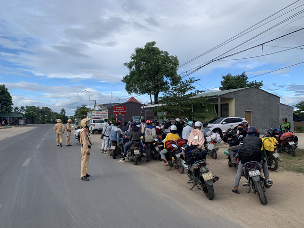 CSGT Đà Nẵng tiếp tục hộ tống hàng trăm người từ TP. Hồ Chí Minh về quê bằng xe máy - Ảnh 3.