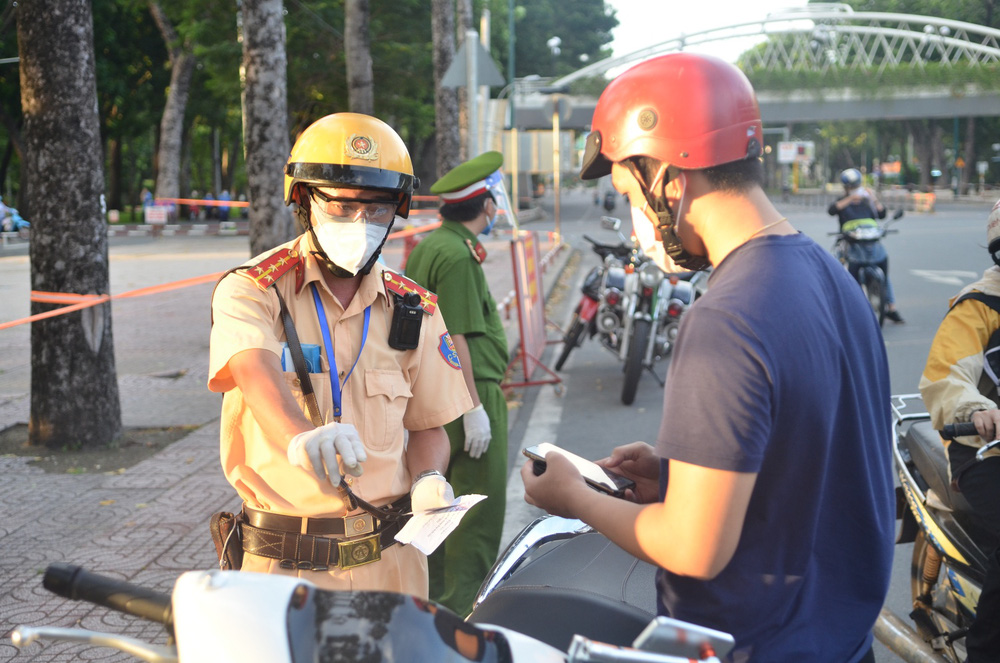 TP. HCM: Nộp 2 triệu đồng vì nhớ nhầm 18 giờ thành 8 giờ tối; người vi phạm đứng đọc to, rõ ràng quy định để ‘nhớ kỹ’ - Ảnh 1.