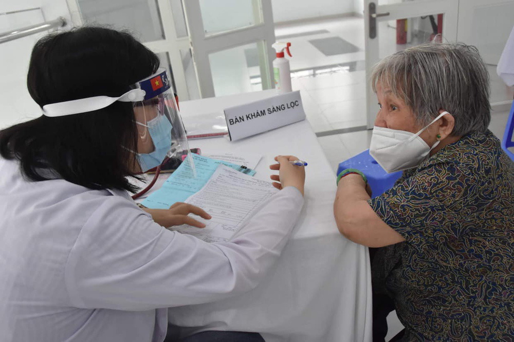 BS Việt tại Mỹ: Nguy cơ của người cao tuổi với Covid-19 là rất cao, người cao tuổi nên tiêm vaccine để bảo vệ mình - Ảnh 1.