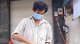 Rớt nước mắt cảnh người đàn ông xin một lúc 2 hộp cơm từ thiện: "Em đói quá, em nhịn 2 ngày rồi!"