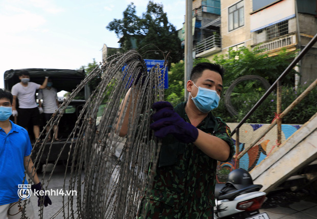 Ảnh: Hà Nội dựng hàng rào dây thép gai dọc đường Hồng Hà, phường Chương Dương - Ảnh 5.