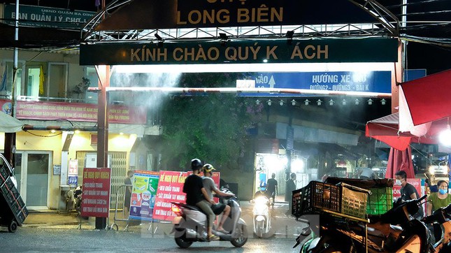 Hình ảnh Hà Nội phong tỏa chợ Long Biên do liên quan ca mắc COVID-19 - Ảnh 5.