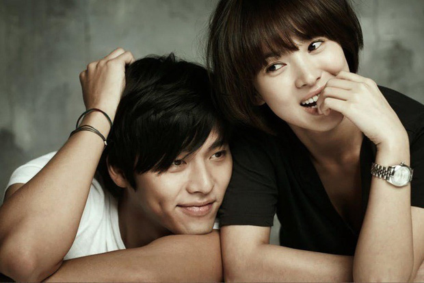 Ngày này năm ngoái, Hyun Bin còn bị đồn tái hợp với Song Hye Kyo, năm nay đã sống chung với Son Ye Jin rồi? - Ảnh 2.