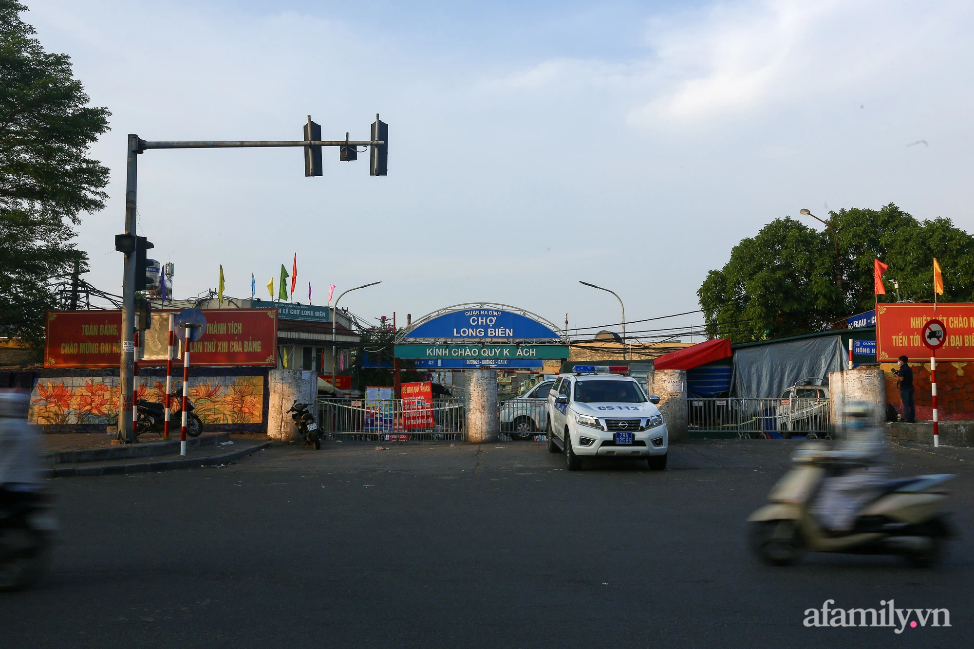 Chợ Long Biên bị phong tỏa, nhiều tiểu thương buôn dưa hấu, củ đậu 