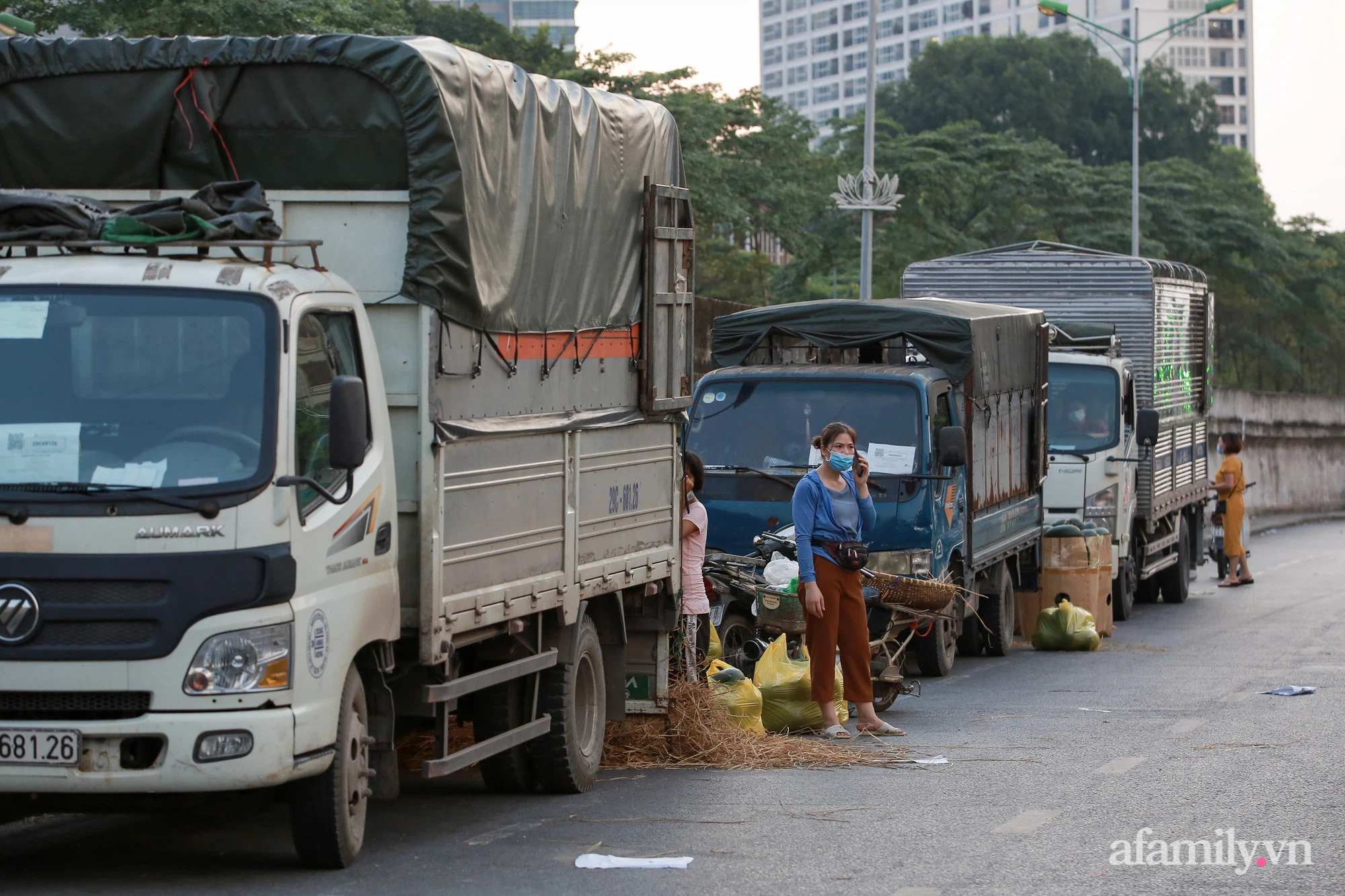 Chợ Long Biên bị phong tỏa, nhiều tiểu thương buôn dưa hấu, củ đậu 