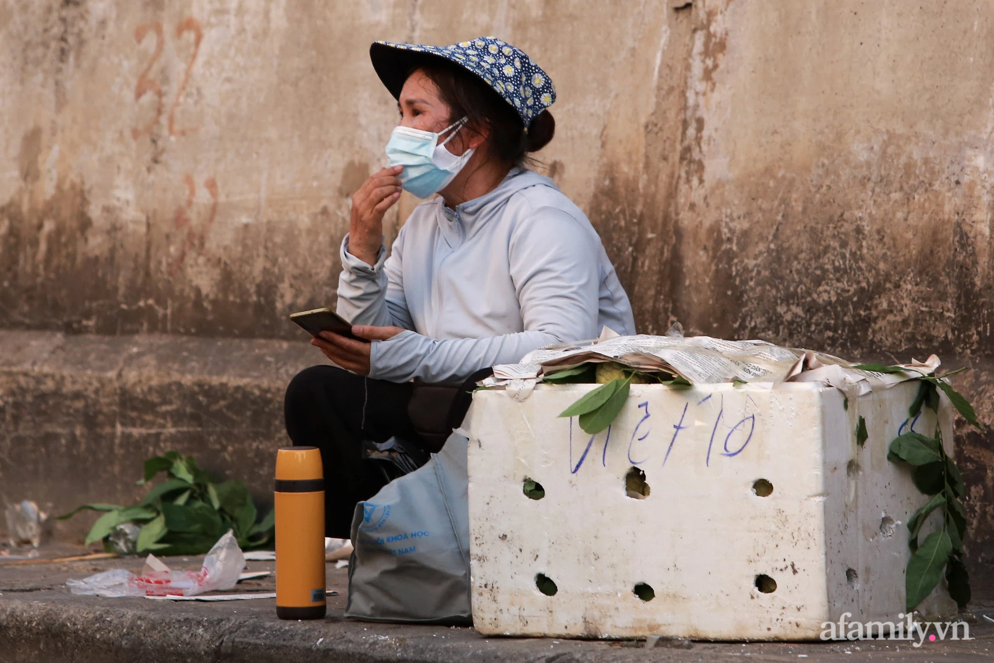 Chợ Long Biên bị phong tỏa, nhiều tiểu thương buôn dưa hấu, củ đậu 