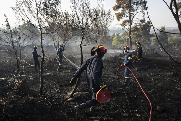 Cháy rừng tiếp tục hoành hành tại Hy Lạp trong đợt nắng nóng tồi tệ nhất hơn 30 năm qua - Ảnh 1.