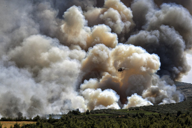 Cháy rừng tiếp tục hoành hành tại Hy Lạp trong đợt nắng nóng tồi tệ nhất hơn 30 năm qua - Ảnh 2.